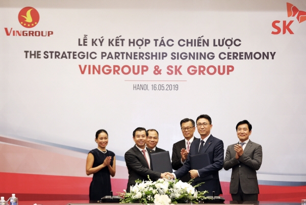 박원철 SK동남아투자법인 대표(오른쪽 두번째)와 응웬 비엣 꽝 빈그룹 부회장 겸 CEO(다섯번째)가 16일 베트남 하노이 빈그룹 본사에서 전략적 파트너십 협약을 체결하고 있다. ⓒ SK