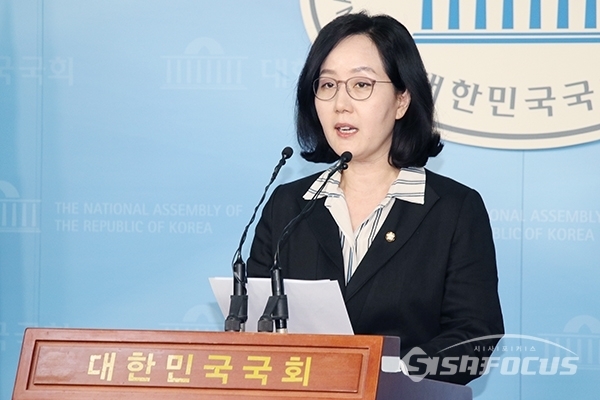 김현아 자유한국당 의원이 국회 정론관에서 기자회견을 하고 있다. 사진 / 오훈 기자