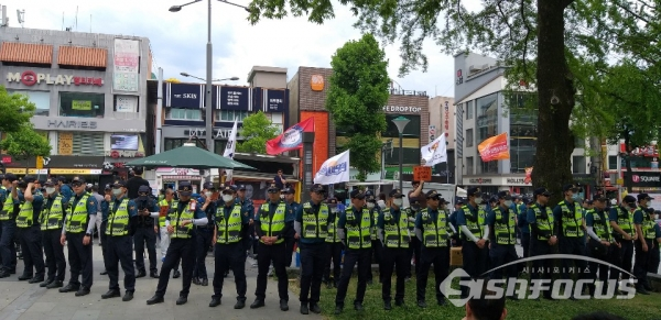 광주 5.18 유공자 명단을 공개하라며 시위하고 있는 보수단체들과 대치중인 경찰들(사진 / 김행하 기자)