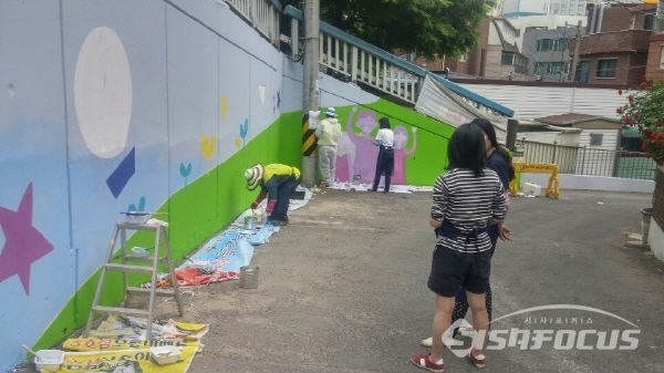 서울 서부지검 법사랑위원회 회원들이 벽화 그리기 봉사를 하고 있다(사진 / 임희경 기자)