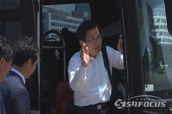 22일 국회에서 자유한국당 황교안 당 대표가 민생 투쟁 버스 대장정을 위해 버스에 올랐다. 사진 / 박상민 기자