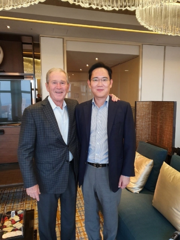 22일 한국을 방문한 조지 부시 전 미국 대통령과 이재용 삼성전자 부회장 ⓒ 삼성전자