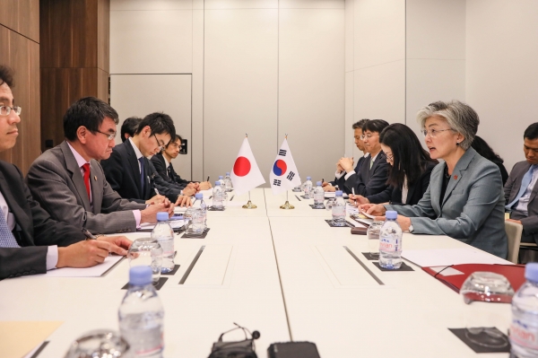강경화 외교부 장관과 고노 일본 외무상이 프랑스 파리에서 회담을 가졌다 / ⓒ외교부