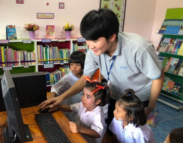 태국 POSCO-SouthAsia 임직원이 인근지역 반농송 초등학교 어린이들에게 컴퓨터 교육 재능기부 봉사활동을 하고 있다. ⓒ 포스코