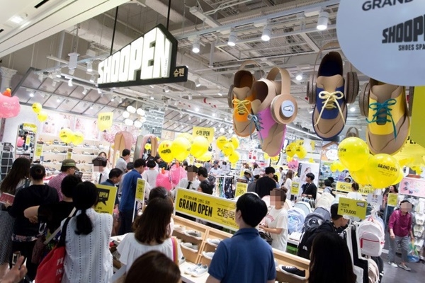 이랜드리테일은 슈펜이 6년간 국내에서 판매한 신발의 수는 총 3,300만족이며, 가방 및 잡화의 판매량까지 포함할 경우에는 총 6,500만개라고 밝혔다. (사진 / 이랜드리테일)