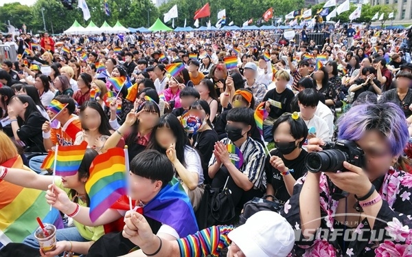 서울광장을 가득 메운 퀴어문회축제 참가자들 모습. 사진/유우상 기자