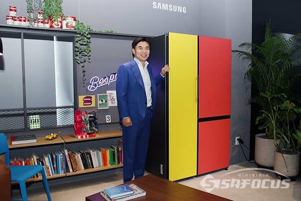 김현석 삼성전자 대표이사가 '프로젝트 프리즘' 미디어데이에 참석해 첫 신제품 '비스포크' 냉장고 앞에서 포즈를 취하고 있다. [사진 / 오훈 기자]