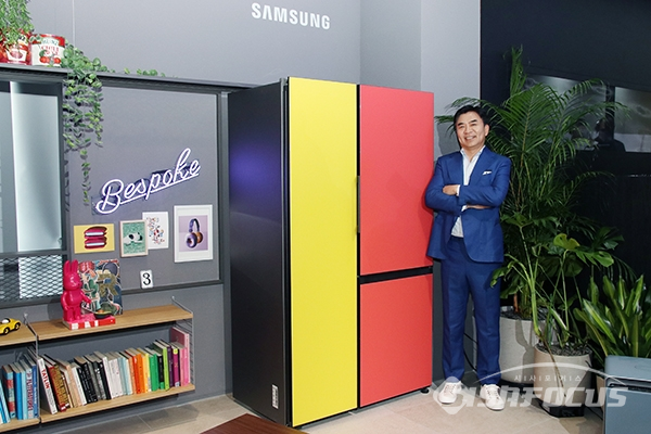 김현석 삼성전자 대표이사가 '프로젝트 프리즘' 미디어데이에 참석해 첫 신제품 '비스포크' 냉장고 앞에서 포즈를 취하고 있다. [사진 / 오훈 기자]