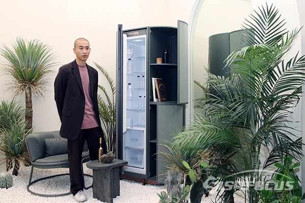 문승지 디자이너가 4일 열린 삼성전자의 '프로젝트 프리즘' 미디어데이에서 포즈를 취하고 있다. [사진 / 오훈 기자]