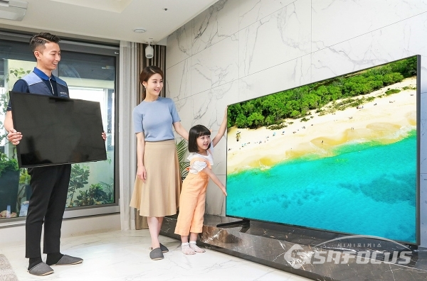 삼성전자 TV 설치기사가 '대국민 TV 보상 페스티벌'을 통해 TV를 구매한 소비자 가정에서 구형 TV를 회수하고 2019년형 QLED TV를 설치한 후 사용법을 설명하고 있다.