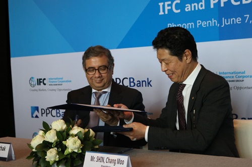 JB금융그룹 산하 전북은행 자회사인 프놈펜 상업은행과 IFC(International Finance Corporation)는 「상호위험 분담을 통한 캄보디아 중소기업 대출 확대」를 위한 업무 협약을 체결했다고 7일 밝혔다. (사진 / JB금융그룹)