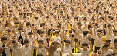 제93주년 6.10 독립만세운동 기념일인 10일 서울 종로구 중앙고등학교에서 열린 기념식에서 학생들이 만세 삼창을 하고 있다 / ⓒ뉴시스DB
