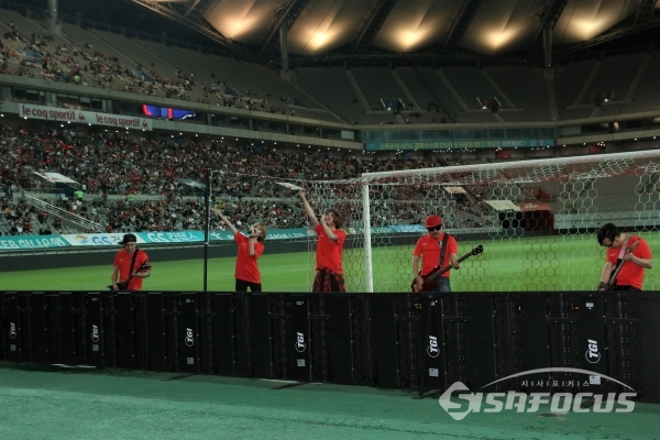 밴드 트랜스픽션이 서울월드컵경기장에서 열리는 U-20 월드컵 결승 축하무대를 가지고 있다. [사진 / 오훈 기자]