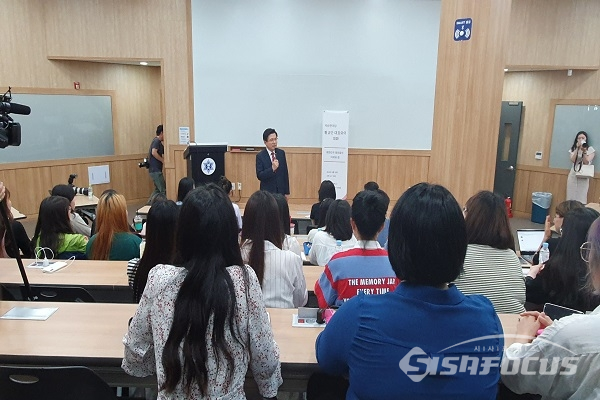 숙명여대에서 황교안 대표가 학생들에게 특강하고 있다. 사진 / 박상민 기자