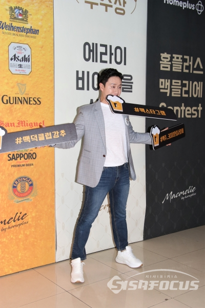 개그맨 김원효가 '제2회 맥믈리에 콘테스트' 결선에 참석해 포즈를 취하고 있다. [사진 / 오훈 기자]