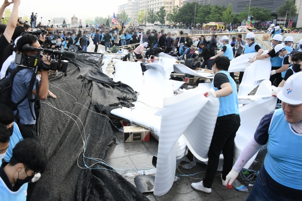 서울시가 25일 오전 서울 종로구 광화문광장에 설치된 대한애국당의 농성 천막을 철거하고 있다 / ⓒ서울시 제공