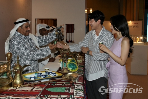 전통복장을 입은 한 관계자가 아라비아 커피를 나눠주고 있다. [사진 /오훈 기자]
