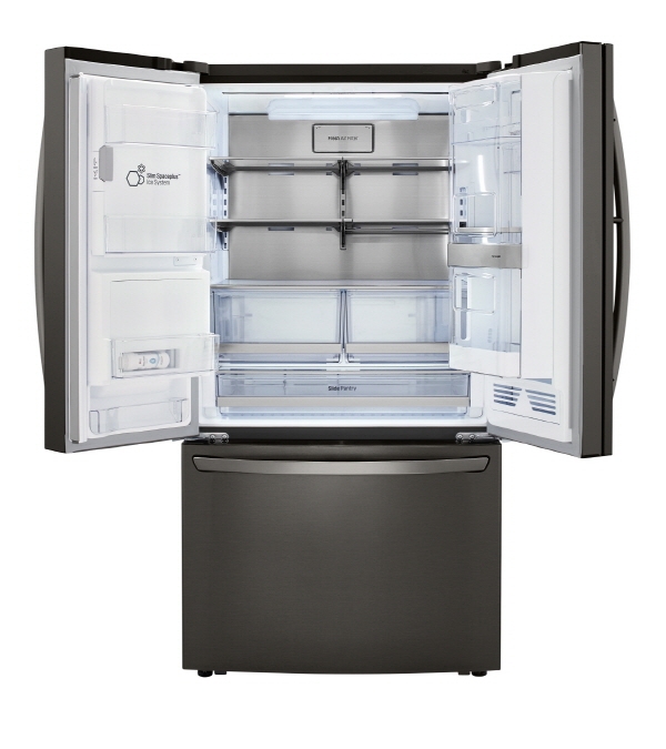 냉장고 안쪽의 공간 활용성을 높여주는 독보적인 도어 제빙 기술로 LG전자 얼음정수기냉장고는 미국 시장에서 최고 프리미엄 제품으로 인정받고 있다.ⓒ LG전자