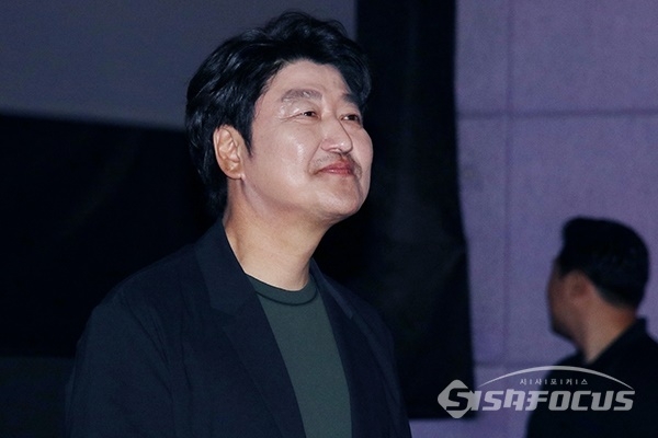 배우 송강호가 영화 '기생충' 무대 인사를 하고 있다.