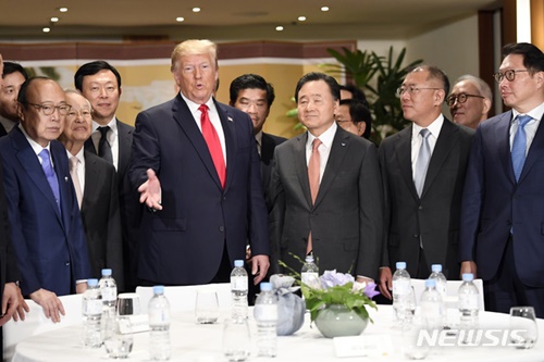 트럼프 대통령이 30일 서울 하얏트호텔에서 재계 총수들과 만남을 가지고 있다. (사진 / 뉴시스)