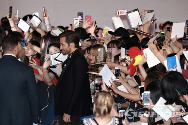 배우 제이크 질렌할이 레드카펫에서 팬과 사진을 찍고 있다. [사진 / 오훈 기자]