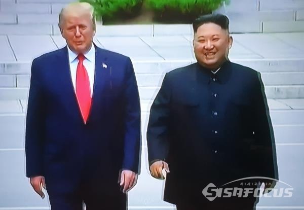 트럼프 미국 대통령이 30일 오후 판문점에서 김정은 북한 국무위원장을 만나 DMZ 북측 지역으로 잠시 넘어갔다가 다시 되돌아오고 있다. ⓒ포토포커스DB