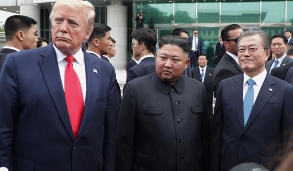 도널드 트럼프 미국 대통령(좌)과 김정은 북한 국무위원장(중), 문재인 대통령(우)이 30일 오후 판문점 자유의 집 앞에 함께 섰다. ⓒ청와대