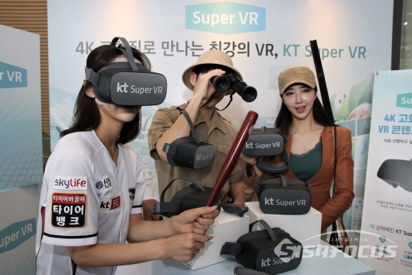 모델들이 VR 단말기를 체험해 보고 있다. [사진 / 오훈 기자]