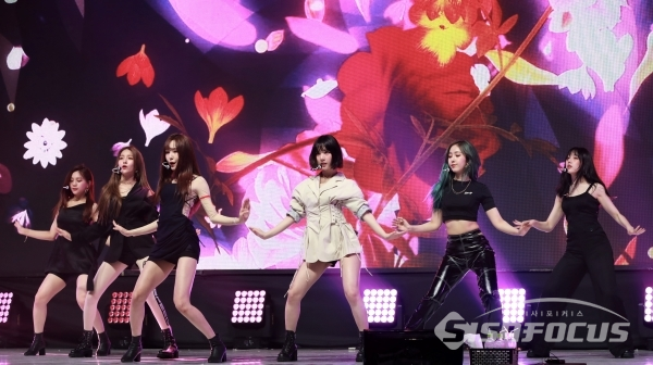 걸그룹 여자친구(소원, 예린, 은하, 유주, 신비, 엄지)가 신곡무대를 선보이고 있다.
