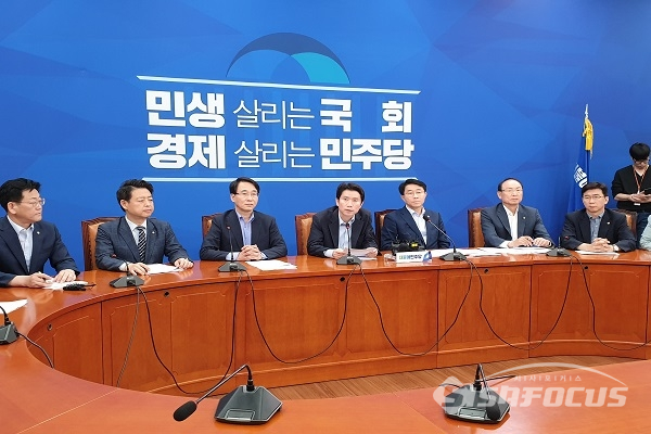 회의 주재하는 이인영 원내대표. 사진 / 장현호 기자