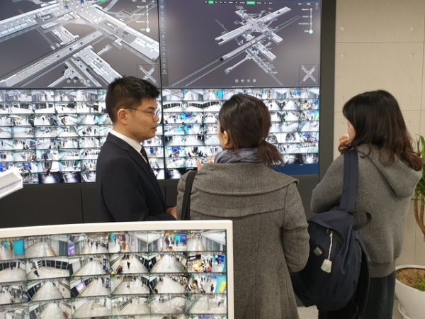 LG유플러스 직원이 홍콩에서 온 세계대중교통협회 관계자들에 '스마트 스테이션' 3D맵에 대해 설명하고 있다.?ⓒLG유플러스