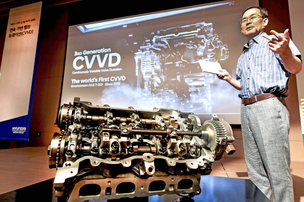 현대자동차와 기아자동차는 엔진의 성능과 연비, 친환경성을 획기적으로 높여주는 CVVD 신기술을 세계 최초로 개발했다고 발표했다. 이 기술을 처음 고안한 현대자동차 하경표 연구위원이 CVVD 기술에 대해 설명하고 있다.  ⓒ 현대·기아자동차