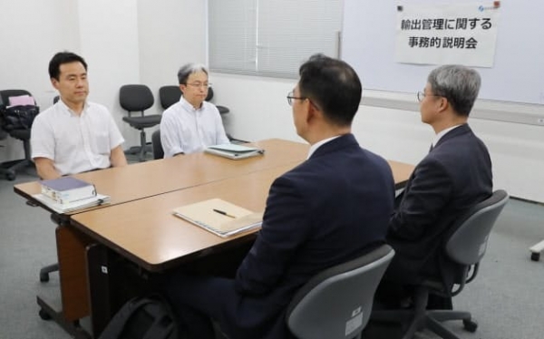 12일 일본 도쿄 경제산업성에서 열린 일본 정부의 한국 수출규제 강화 조치에 대한 한일 무역당국간 실무회의에 참석한 양측 대표들이 마주 앉아 있다 / ⓒ뉴시스