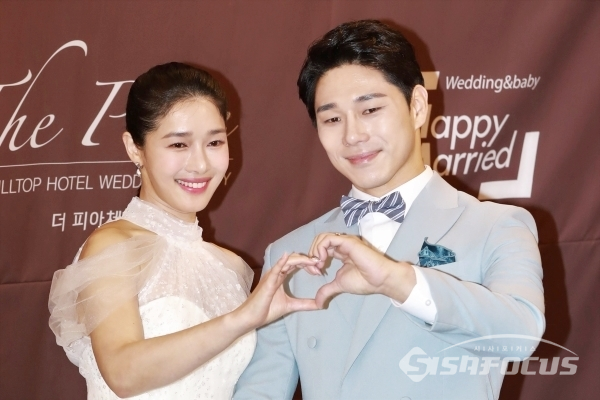 배우 선우선과 액션배우 이수민이 결혼식 기자회견에 입장하고 있다. [사진 / 오훈 기자]