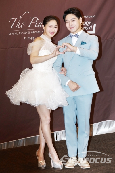 배우 선우선과 액션배우 이수민이 결혼식 기자회견에서 포즈를 취하고 있다. [사진 / 오훈 기자]
