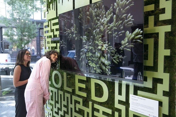 LG전자가 현지시간 12~14일 미국 뉴욕 맨해튼에서 운영한 '카페 올레드'에서 '아미라 카셈(오른쪽)' 셰프 등이 팬톤社가 선정한 올해의 여름 컬러 '페퍼 스템' 조형물 앞  LG 올레드 TV를 살펴보고 있다. ⓒ LG전자