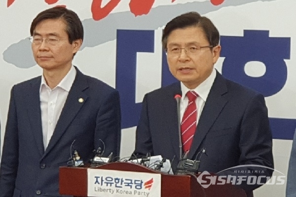 황교안 자유한국당 대표가 15일 오전 국회에서 가진 기자회견에서 발언하고 있다. 사진 / 박상민 기자