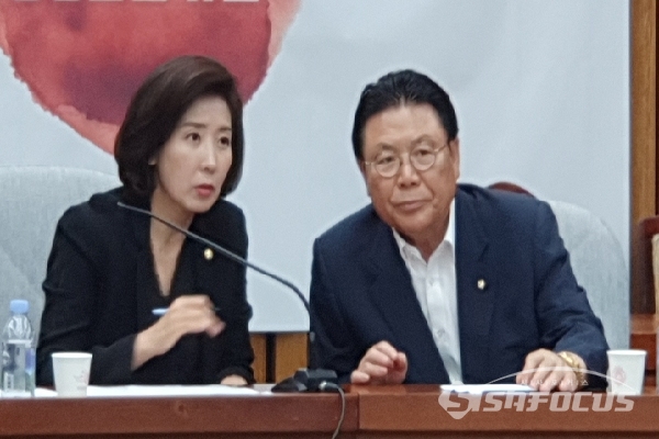 나경원- 박맹우 의원이 이야기를 나누고 있다. 사진 / 박상민 기자