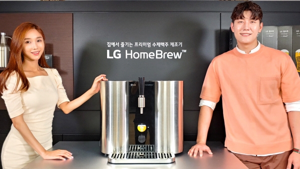 LG전자 모델들이 세계 첫 캡슐형 수제맥주제조기 'LG 홈브루(LG HomeBrew)'를 소개하고 있다. ⓒ LG전자