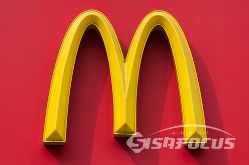 맥도날드가 햄버거에 들어가는 패티를 전혀 익히지 않고 조리해 논란이다. (사진 / 시사포커스DB)