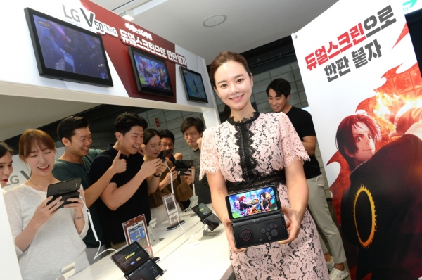 LG전자 모델과 고객들이 LG V50 ThinQ와 LG 듀얼스크린으로 모바일 게임을 즐기고 있다. ⓒLG전자