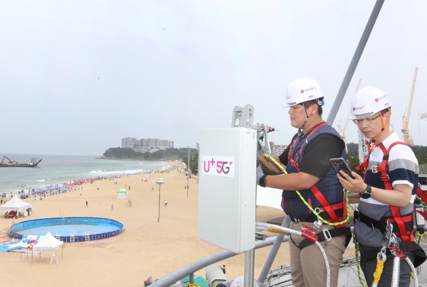 LG유플러스 직원들이 강원도 속초시 속초해수욕장에서 5G 기지국을 설치하고 최적화 작업을 하고 있다. ⓒLG유플러스