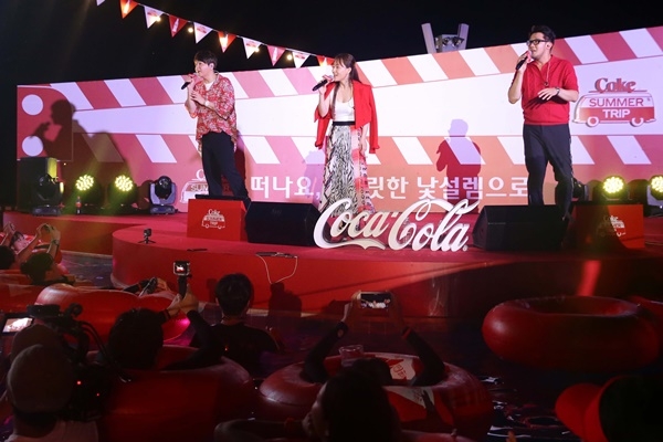코카콜라는 전날 경기도 가평에서 한여름 오감 만족 영화 감상을 즐기는 ‘코-크 풀 시네마 파티(Coke Pool Cinema Party)’ 썸머 트립을 진행했다고 20일 밝혔다. (사진 / 코카콜라)