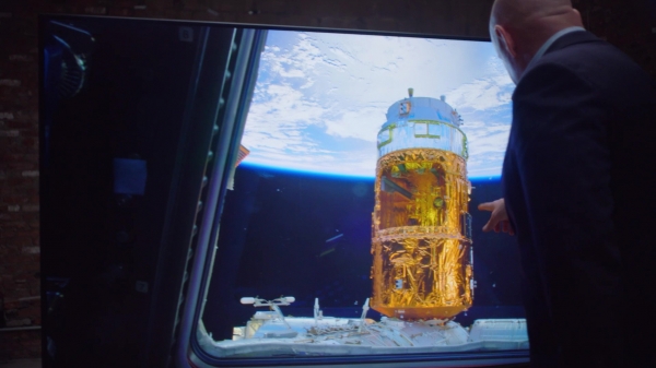 스콧 켈리가 우주에서 촬영한 지구의 모습을 삼성전자 QLED 8K TV로 감상하고 있다. ⓒ삼성전자