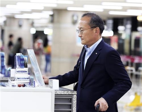 SK하이닉스 CEO 이석희 사장이 21일 오후 김포국제공항을 통해 일본으로 출국하고 있다. ⓒ SK하이닉스