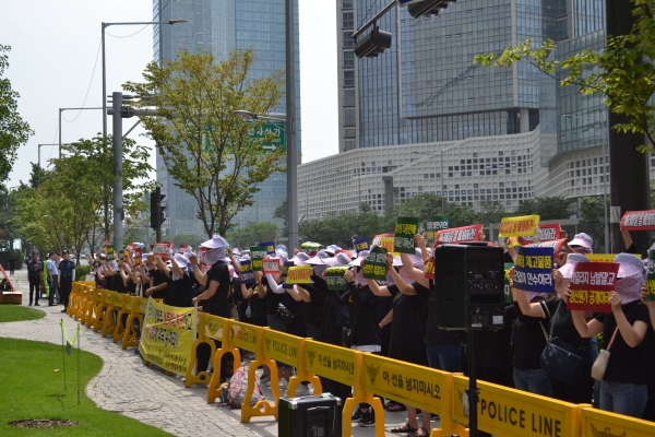 아모레퍼시픽의 편집숍 아리따움 가맹점주들은 22일 서울 용산구 아모레퍼시픽그룹 본사 앞에서 기자회견을 진행했다. ⓒ전국가맹점주협의회