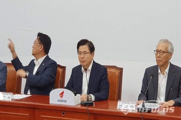 황교안 자유한국당 대표가 24일 오전 국회에서 열린 최고위원회의에서 발언하고 있다. 사진 / 박상민 기자