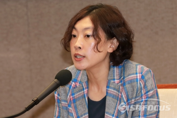 박혜미 프로그래머가 24일 열린 순천만세계동물영화제 기자회견에서 영화제 프로그램에 대해 설명하고 있다. [사진 / 오훈 기자]