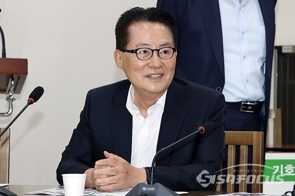 박지원 민주평화당 의원은 한국당이 도로친박당이 되어가고 있다고 연일 비판해오고 있다. 사진 / 오훈 기자
