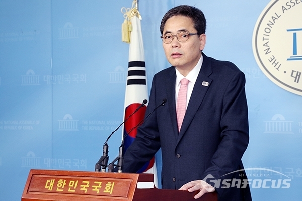 곽상도 자유한국당 의원이 국회 정론관에서 발언하고 있다. ⓒ포토포커스DB